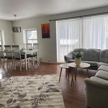 Aurora House, Center, Free 3-car Parking Holiday home